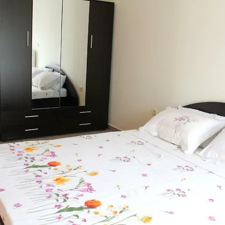 Bright & Quiet Two Bedroom House Apartmán
