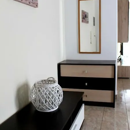 Bright & Quiet Two Bedroom House