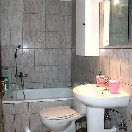 Bright & Quiet Two Bedroom House Apartmán *